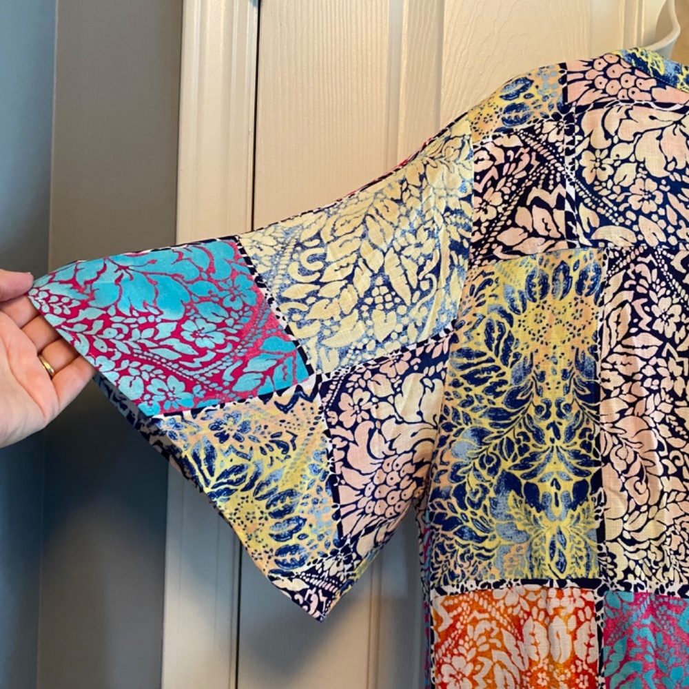 BUY 2 ITEMS GET 1 FREE -Chico’s Colorful Front Tie Top w Flutter Sleeves Sz 12/L - Picture 4 of 8